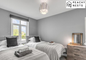 Stylish 2-Bedroom Home Near City Centre - Sleeps 5 with Parking